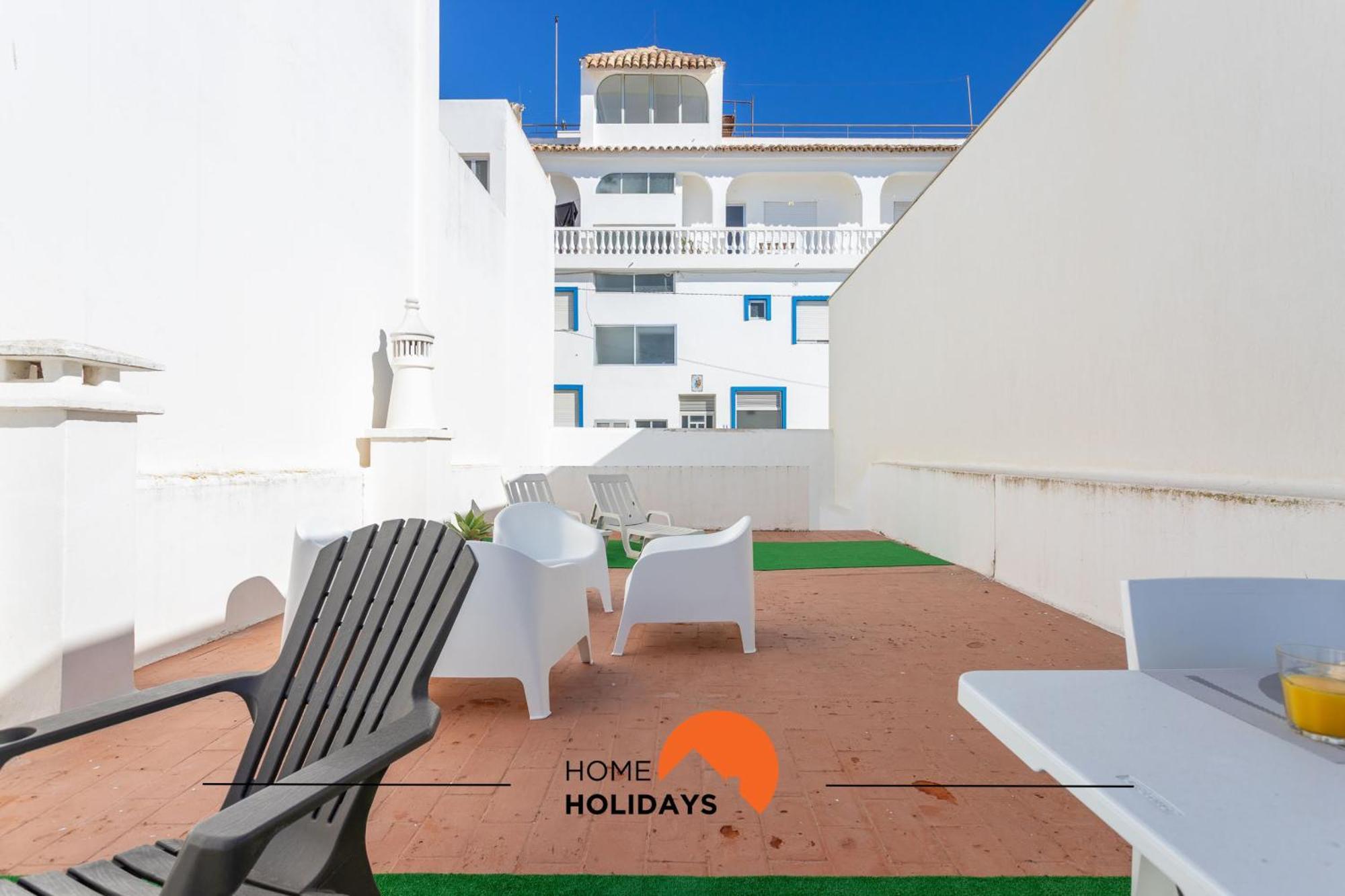 #003 By Holidays