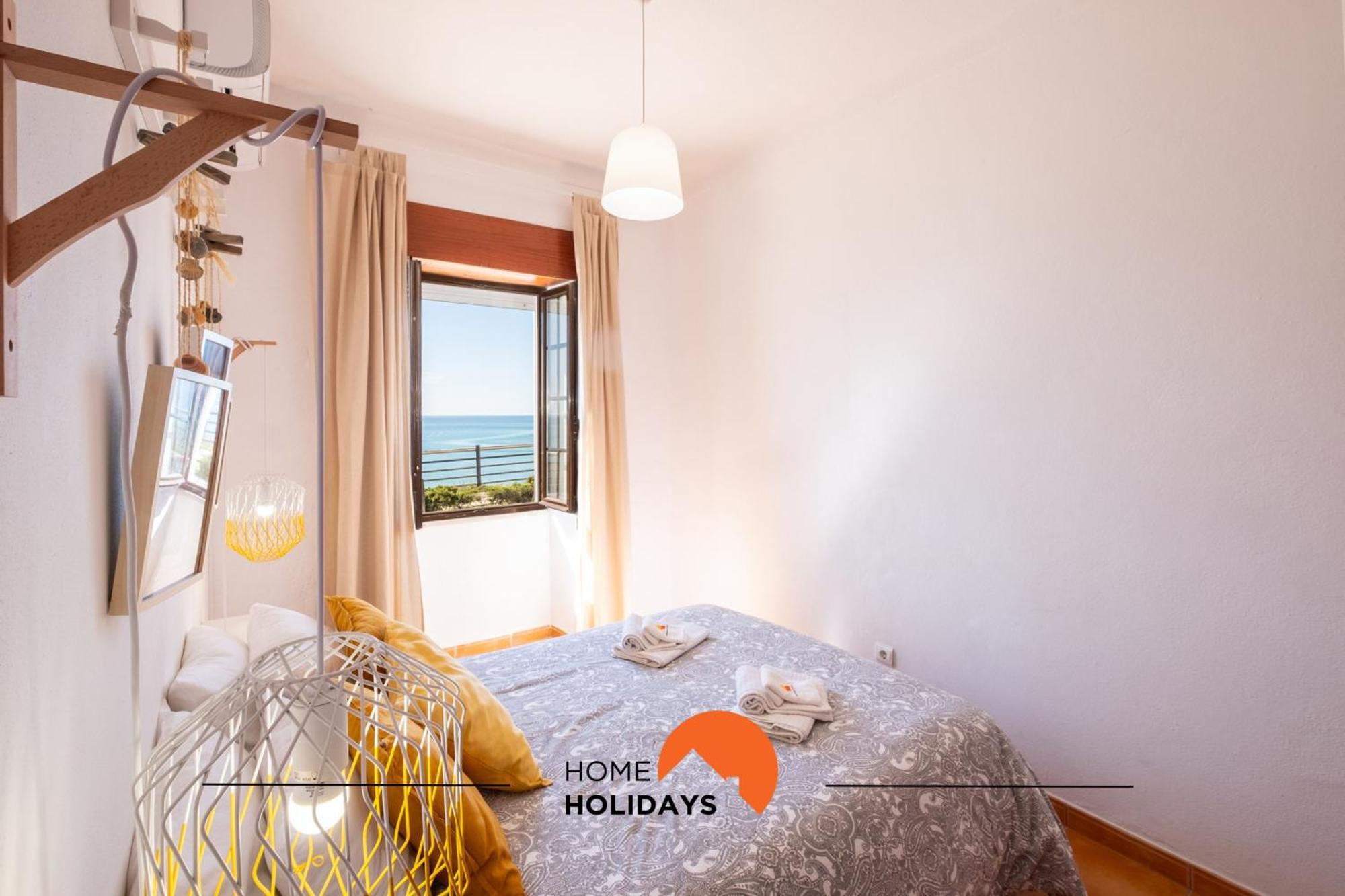 #003 By Holidays